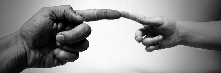 test-musculaire kinesiologie-main-enfant-main-adulte