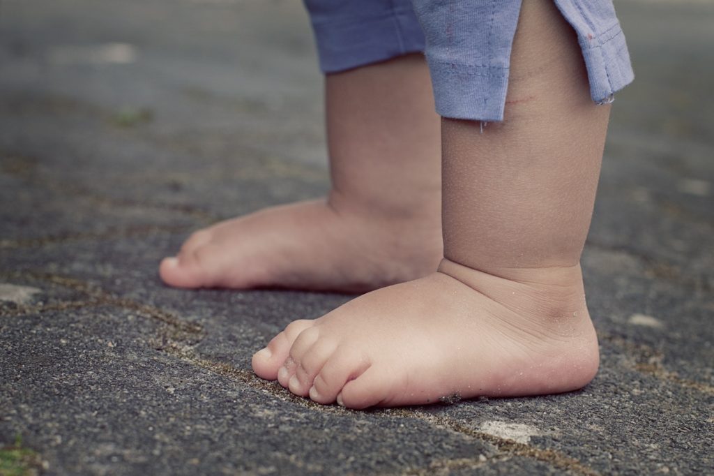 pieds-enfant-kinesiologie-soin avis de labyrinthe-kinesiologie La Réole