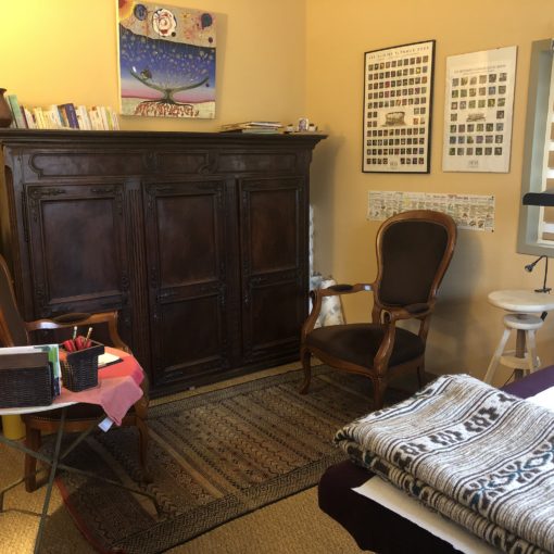 Relooking de mon cabinet 6 a room with a bed and chairs